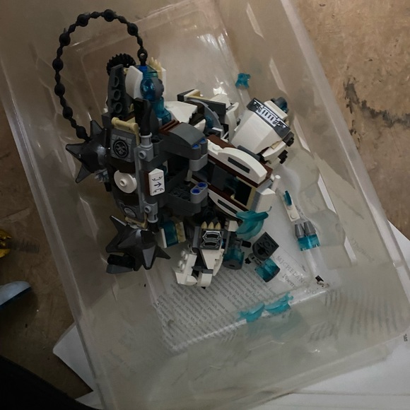 Full legos, as well as assorted pieces and spare parts - Picture 8 of 8